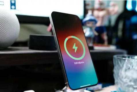 通海口镇苹果15换屏服务分享用什么充电器给iPhone15充电更好 